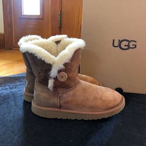 SOLD UGG Bailey Button Boots Women’s Sz 6 chestnut